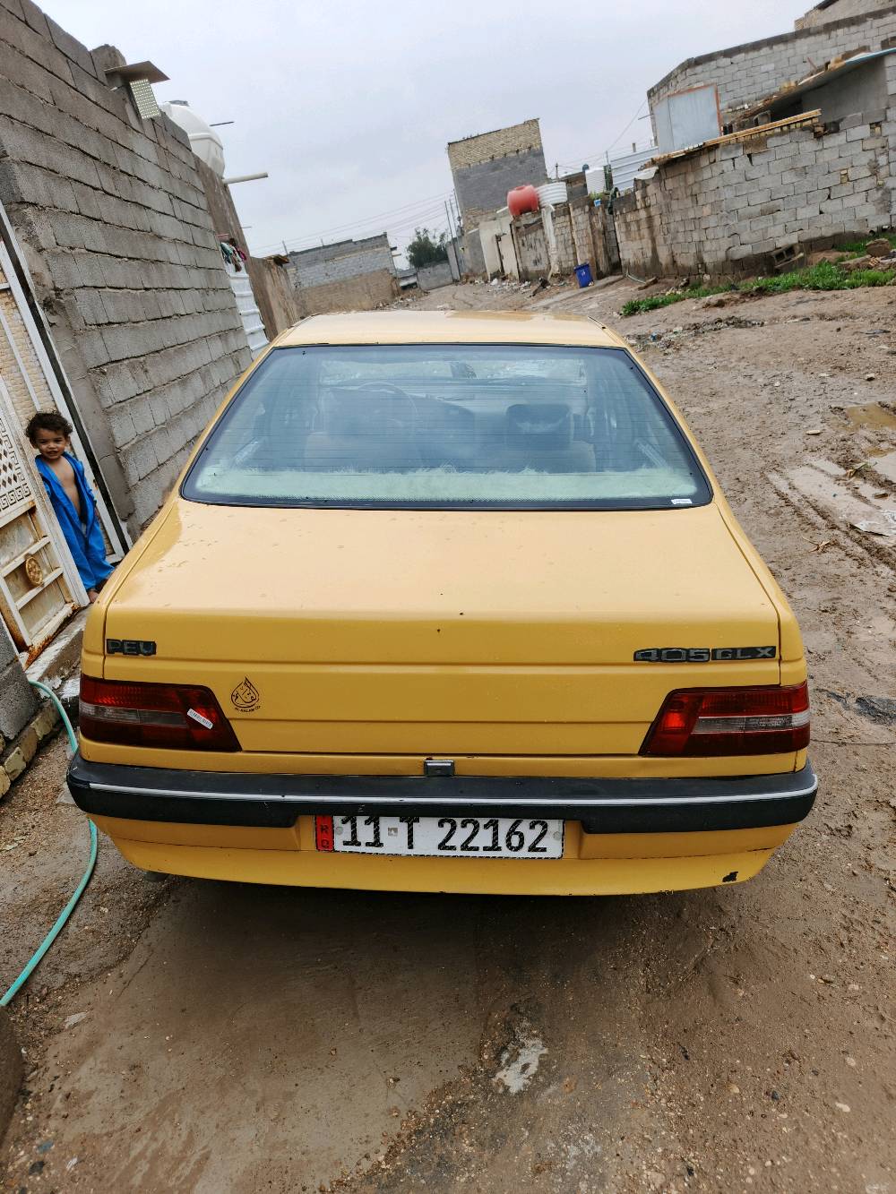 السلام عليكم بيجو 405 موديل 2010 مكفولة من الضربة كلة شغال بس التبريد عوزة غاز فقط مكان السيارة حي اور 