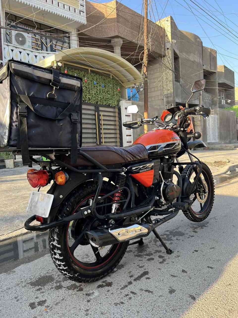 السلام عليكم دراجه دايوان ٢٠٢٣ مال موضف امانه الله ورسوله ما مشتغله  دلفري نضافتها حالها حال الزيرو مابيها اي نقص نقصها بس سائق رقم بغداد بعدها بسم الشركة حته ممحولهها مكاني بغداد الشعب رقمي ***********
