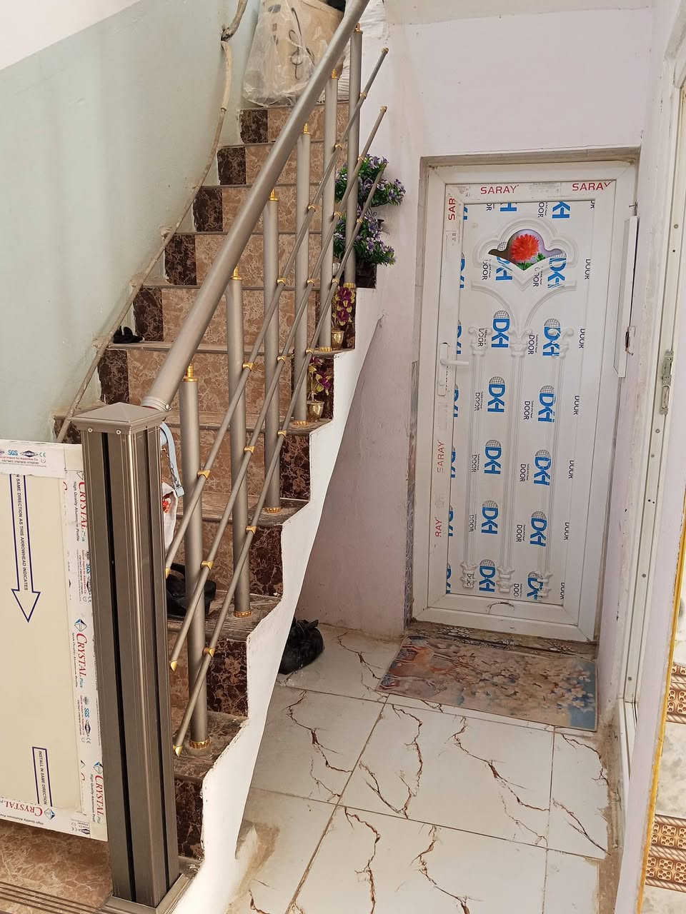 🏡 للبيع بيت زراعي مميز على الشارع السياحي – السايدين
📍 الموقع: قرب جامع الحديان.
يتميز البيت بتوفر جميع الخدمات: ✅ ماء
✅ كهرباء
✅ مجاري
✅ رصيف وتبليط أمام الباب
🔹 يتكون من: ✅ غرفتين
✅ صالة
✅ مطبخ
✅ غرفة استقبال
✅ طارمة
✅ كراج سيارة مسقف
✅ حمام داخلي
✅ صحيات خارجية
🌿 موقع هادئ ومناسب للسكن العائلي.
📞 للاستفسار والتواصل: ***********
