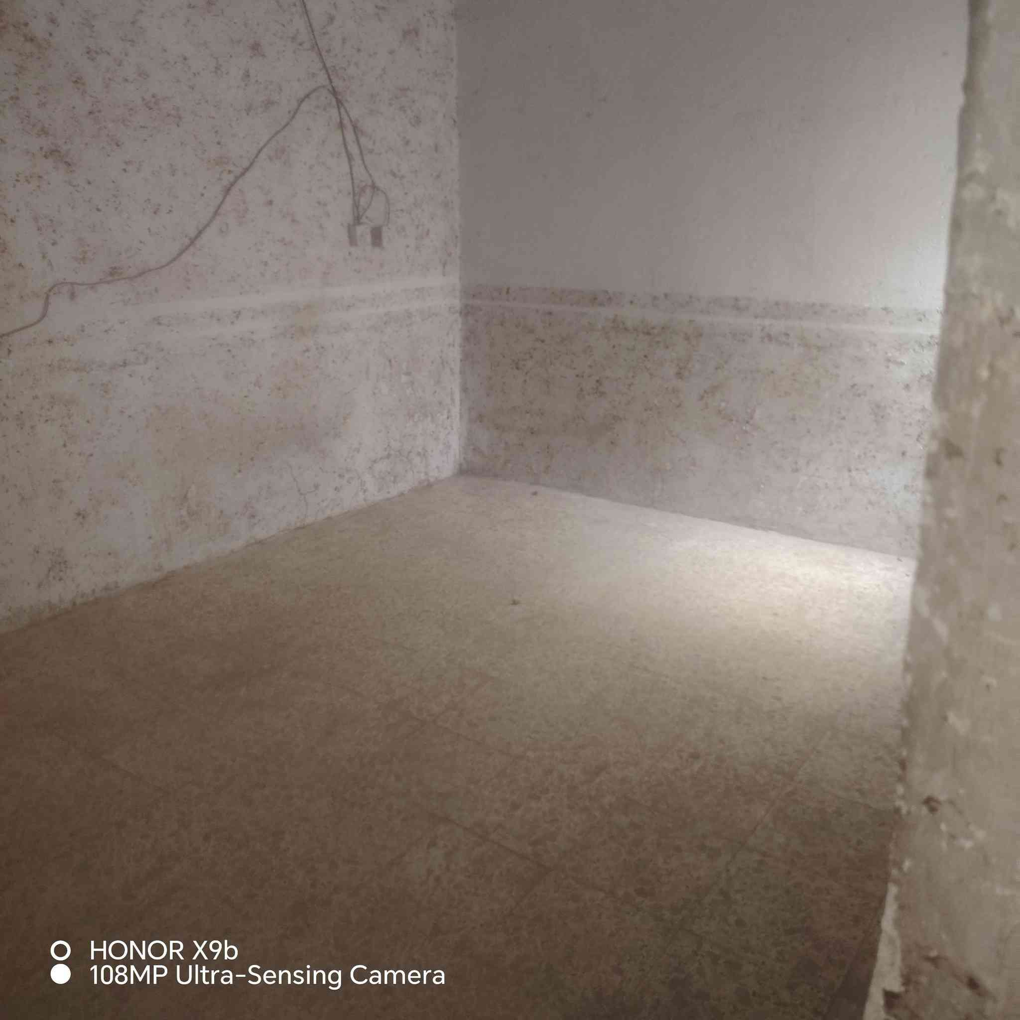 سلام عليكم  بيت 50 متر ايجار غرفة وصاله ومطبخ وصحيات البيت جاهز من كلشي مي وكهرباء ومطور مي  وتانكي  قريب على شارع العام  عنوان شارع المطار الجديد يم اسواق فدك  مكتب الصدرين  ***********
