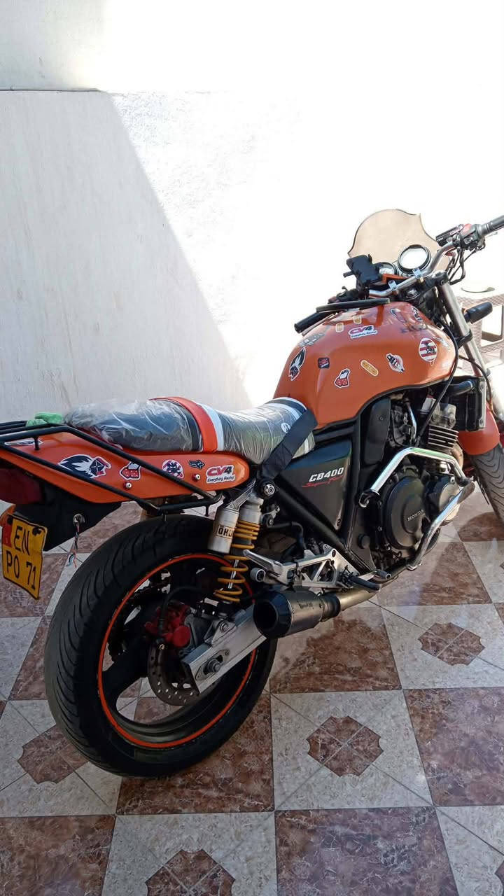 (سلام عليكم) 
دراجه🏍️للبيع/نوع/سي بي فور حجم/400
موديل/2002/لون🟠 برتقالي/محرك كبس
نضافه 90/100/مكاني أربيل السعر 13$وبي مجال بسيط اي استفسار *********** واتساب

