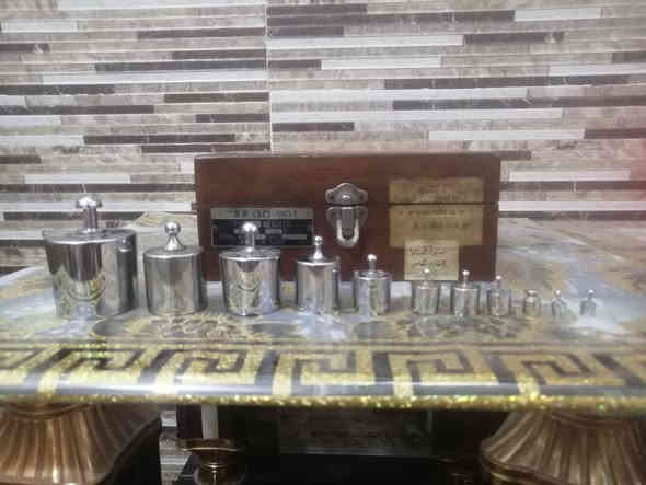 سلام عليكم البيع قطعة أنتيكة أستراد خاص عيرات قديمة جدا داخل صندوق الخشب صاج أصلي قطعة تخبل عدد عيارات موجودة في صندوق 12قطعة من نص كليو الئ غرام الواحد هاي عيرات تستخدم غراض طبية او لوازم طبية او شي من هذا القبيل تاريخ الصنع 1980 مختوم ٤ ختوم غير قابل الكسر قطع تخبل سعر خاص أو تصال ***********
