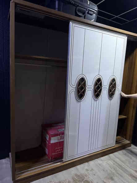 غرفة نوم تركية 5 قطع نظيفة مع دوشك مكانها حي الحسين مقابل بانزيخانةحي العامل***********
