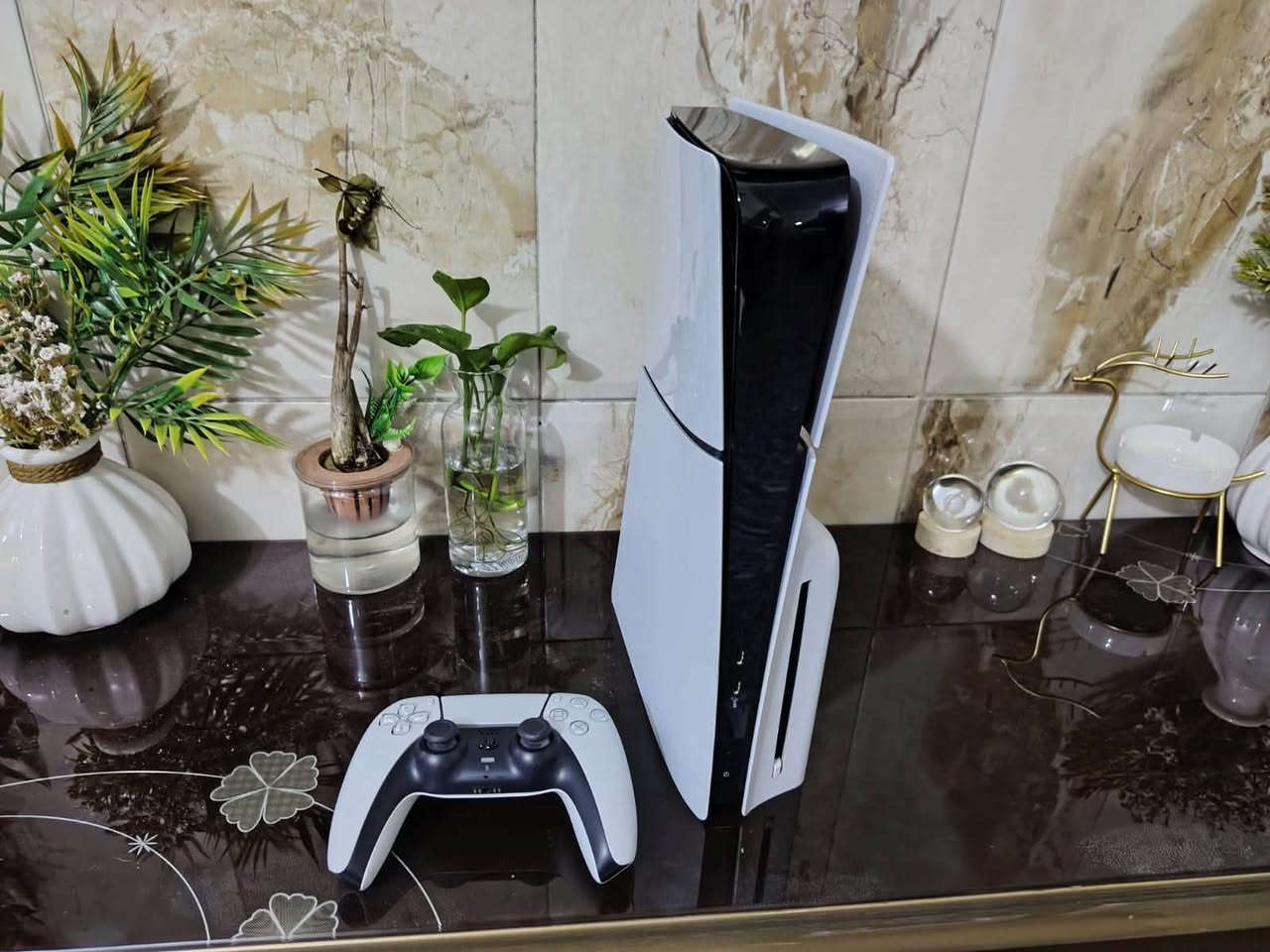 السلام عليكم
بلي فايف للبيع مستعمل قليل نضيف كلش 1 تيره جوستك الاصلي و كيبلاته الاصليه كارتونته موجوده ويا قاعده تبريد للبلي و شحن للجوستك واستاند اقراص السعر 750 الف مكاني بغداد الدوره 
رقم هاتف للأتصال ***********
