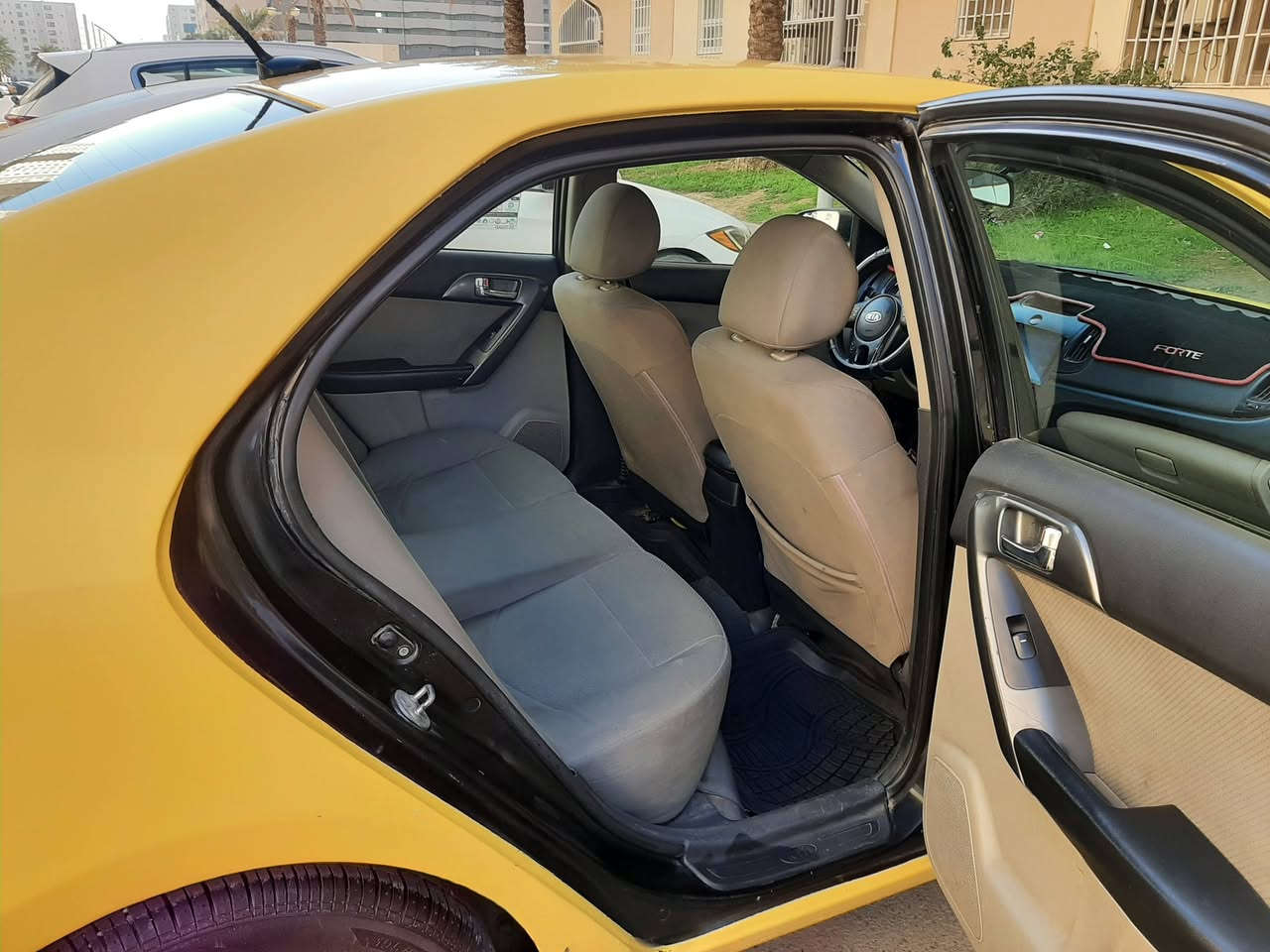 السلام عليكم كيا فورتي موديل 2013بغداد رقم الجديد سنوية 2030 محرك 2000 دوش الكير قبل سنه امبدل مال حاويه  تخم تاير جديد تدفئه تبريد كهربائيات كلهه شغاله حادثه مال امريكا جاملغ امامي الايمن والبنيد واشويه من الغد  وحادثهه مال العراق الجاملغ الخلفي الايمن وشويه من الباب  السعر 92 وبيها مجال مكان السيارة بغداد مجمع بسماية السكني رقم الموبايل ***********
