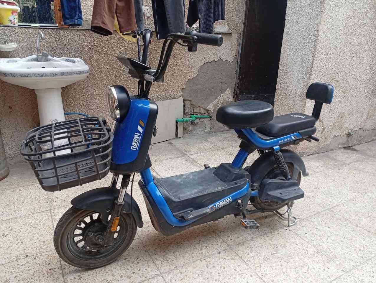 سلام عليكم دراجة حجم 14 الريان
احسن شركة حالياً بالدراجات الشحن
الدراجة جديده الله شاهد كلشي ما بيه صارله تقريبا 26 يوم من طالعه من الشركة الدراجة بصمة 1 وسويج1 لايت عالي ناصي امامي خلفي اشاير هورن كلهن الكهربائيات
كلهن شغالات بيه نضام P يعني تدوس بريك يلة تمشي 
السعر (275 وبيه مجال)
مكاني بغداد مدينة الصدر 
شراي اتصل (***********)
