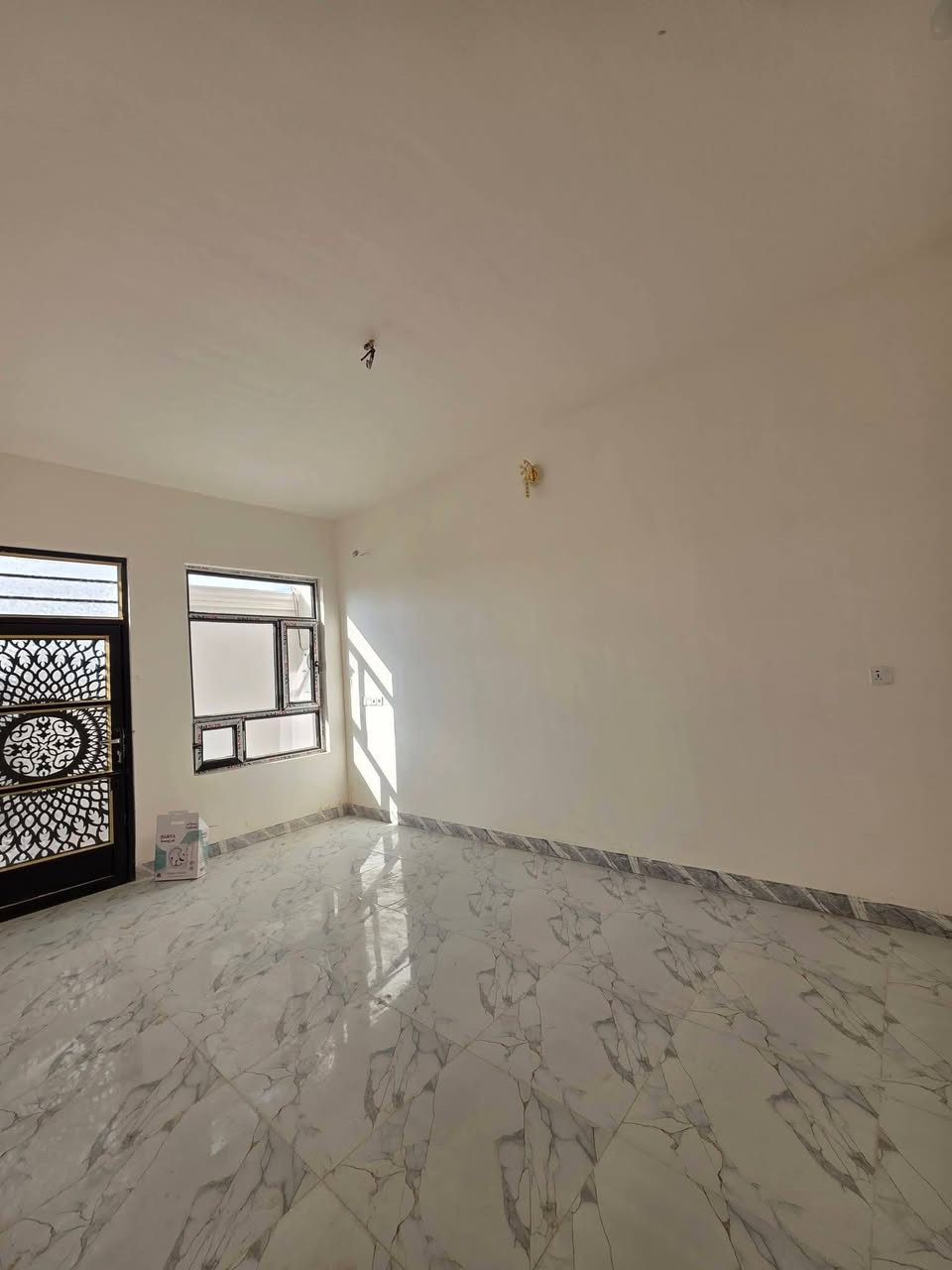 بسم الله دار للبيع تكريت الديوم منطقة التصنيع مساحه ١٠٠متر
٥×٢٠ بالبدايه بصف شارع ٢٠ يتكون من استقبال مطبخ 🏠 مجموعة صحيات 🏠 مناور 🏠 صاله وصطيه 🏠 
غرف نوم ٣🏠 مطبخ 🏠  للاستفسار الاتصال
 ***********ليث الدليمي
مكتب 🏢 ابو رداد 🏢 للعقار 🏢
