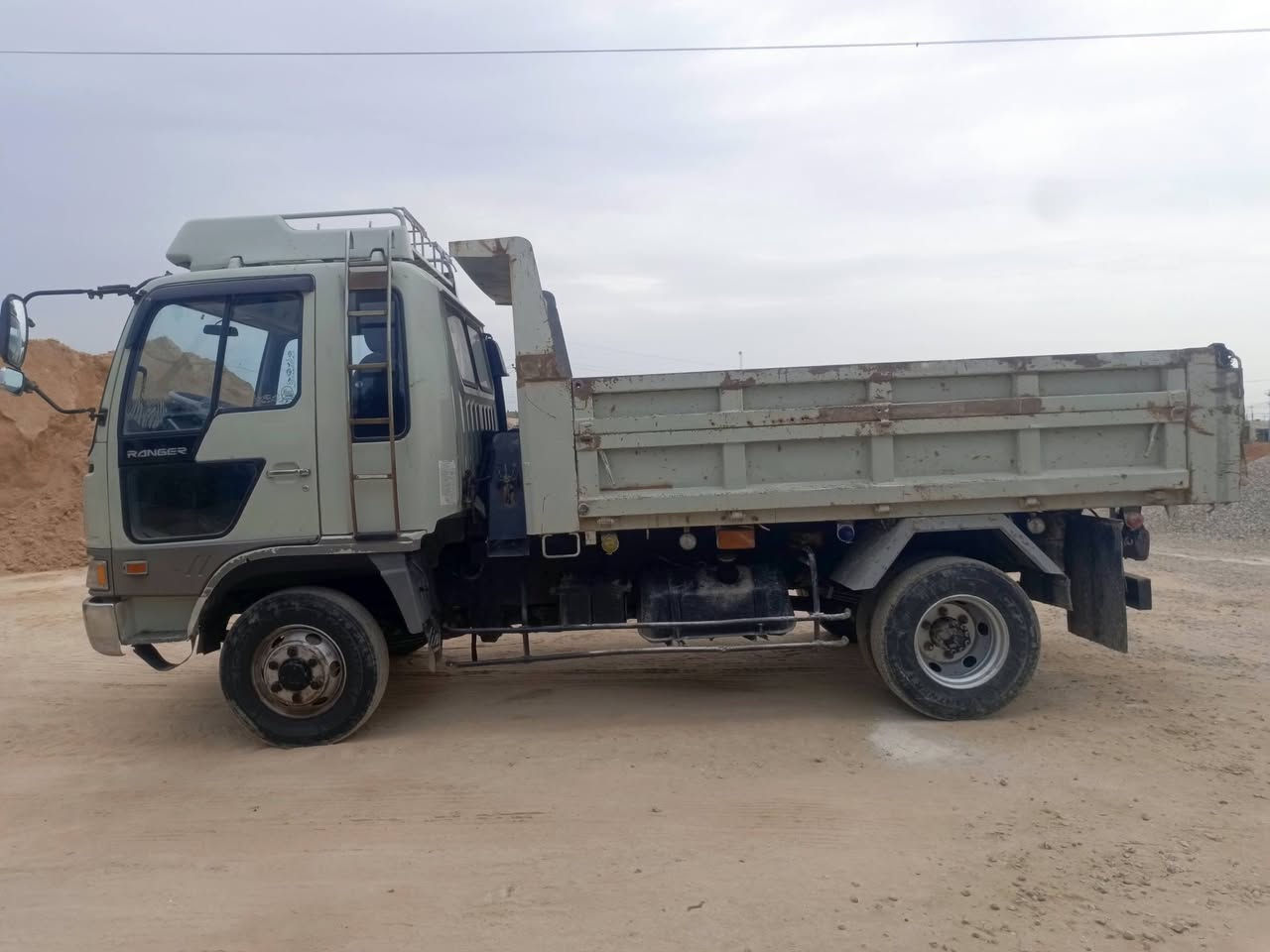 هينو طيرة قلاب بلادي للبيع  مكينة 70 7كير  موديل 90 منزل سنوية ل30 بسمي مكينة كير شاصي  كفالة عامة ***********
