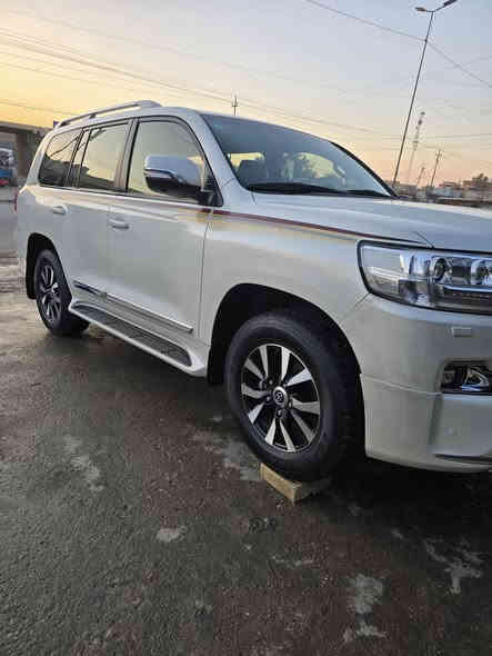 سلام عليكم لاند كروز للبيع سياره بريم أصل مكفوله السياره بيها ملاحظات بيها اشخوط 2017ماشيه السياره 110الف سعر السياره 470 رقم هاتف ***********
