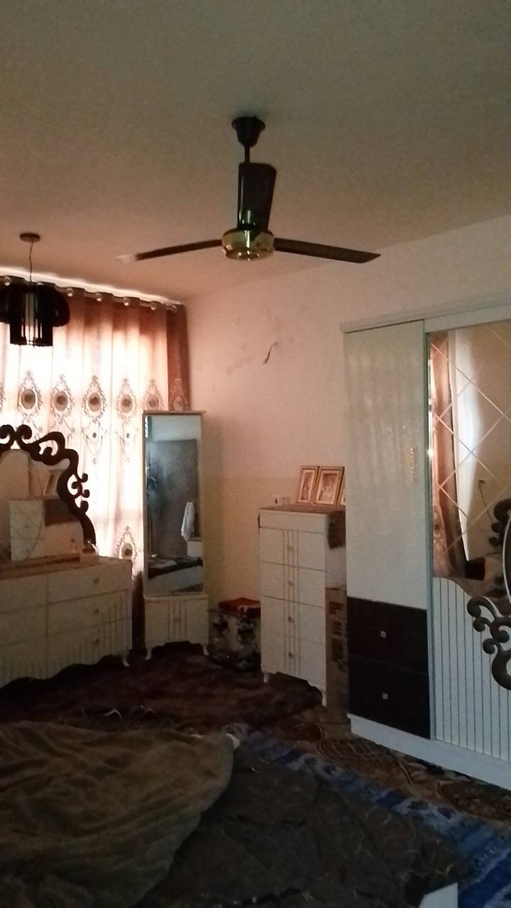 سلام عليكم بيت 100مترة مربع واجه 8 نزال 12 يحتوي على أربع غرف استقبال حاولي مطبخ حمامات 3 بناء حديث درجة اولى موقعة خلف سوق الصغير سعرة 165وبي مجال للشراي رقمي ***********
