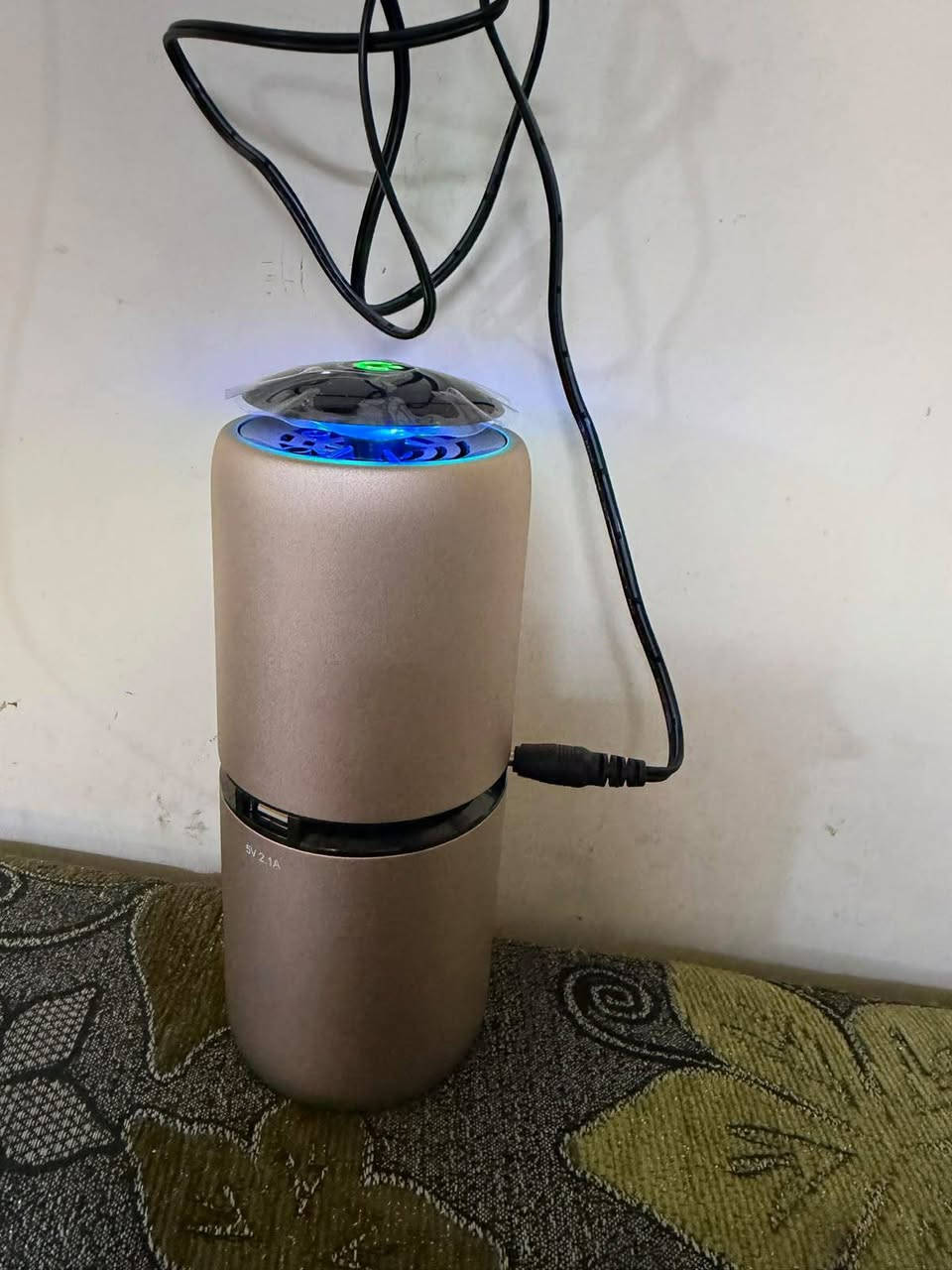 جهاز تنقية هواء محمول للسيارة مزود بمنفذ USB لتشغيل الرذاذ.
يعمل على تنقية الجو من الغبار، حبوب اللقاح، الدخان، والروائح الكريهة.

مصنوع من خليط الألومنيوم و ABS، ويحتوي على مصابيح LED بألوان متعددة.

مناسب للاستخدام في السيارات، المكاتب، والمنازل


**إذا كنت صاحب هذا الإعلان وتريد حذفه لأي سبب، رجاءا أرسل رسالة إلى الدعم الفني**