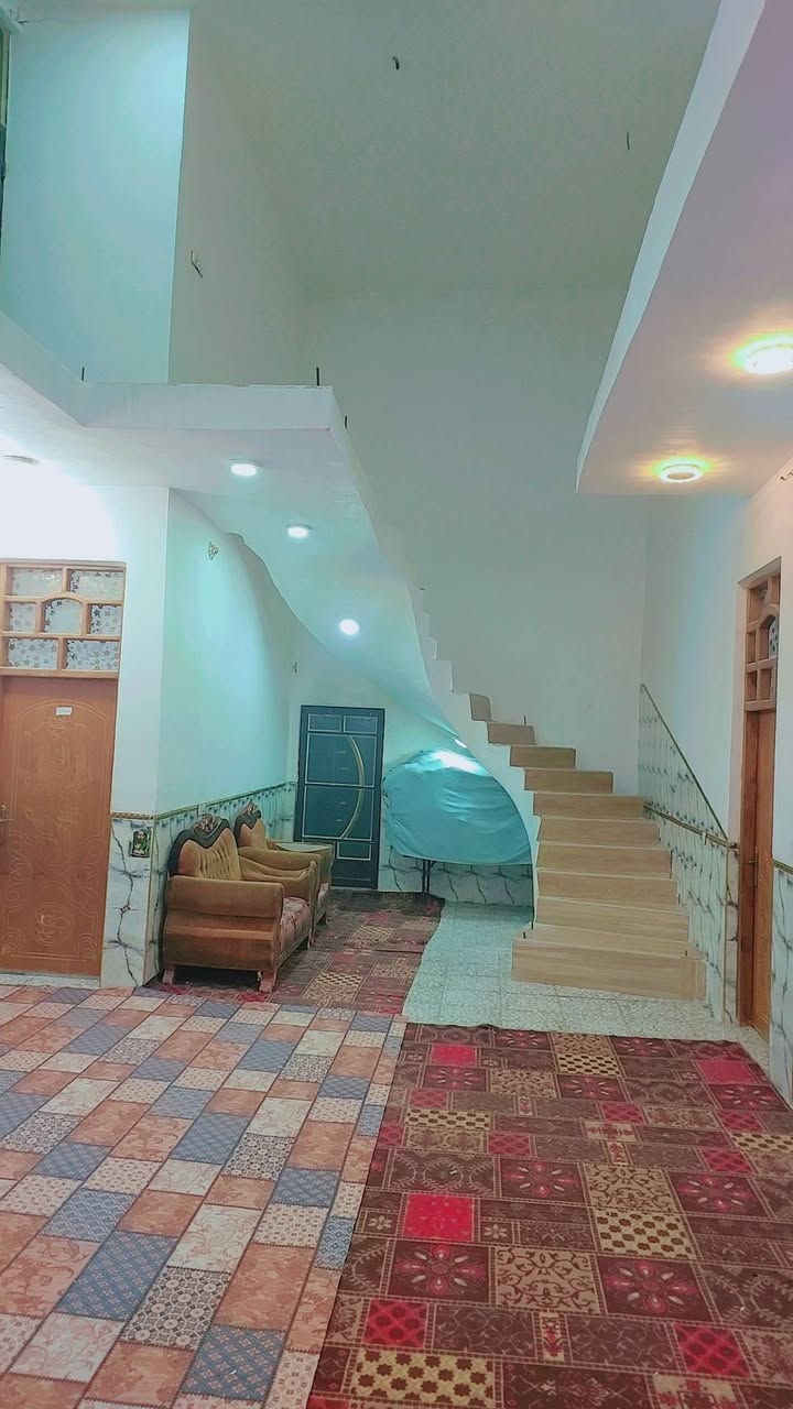 دار للبيع مساحه ٥٠٠ متر ركن على شارعين في المعاره قرب حسينيه السجاد يبعد عن الشارع ١٠٠ متر يتكون من مساحه البناء ٣٠٠ متر غرفتين ٦×٤ و ٥×٤ وصاله ١٢×٥ ومطبخ ٥×٤ واستقبال ٩×٥ وحمامات داخليه وحمامات خارجيه بناء جديد  وحديقه ٢٠٠ متر خدمات ماء كهرباء مولد ذهبي الاتصال على الرقم ***********
