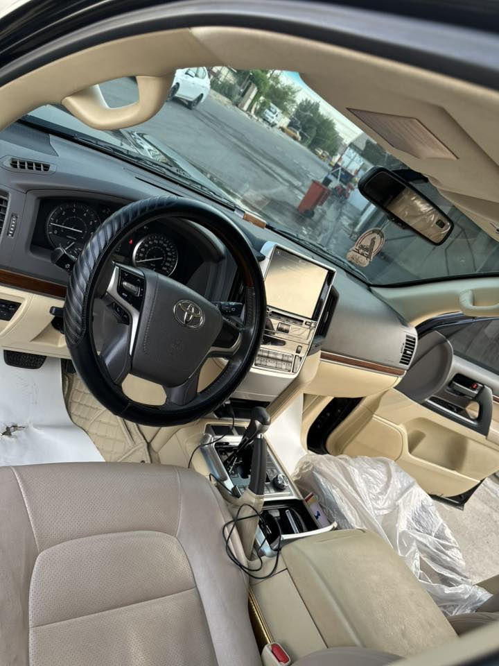 السلام عليكم تيوتا لاندكروزر 2017 انضف من الصور بهواي ماشية 100 سعرها 52وبيها مجال عنوانها بغداد المشتل اي استفسار اتصل وادلل ***********
