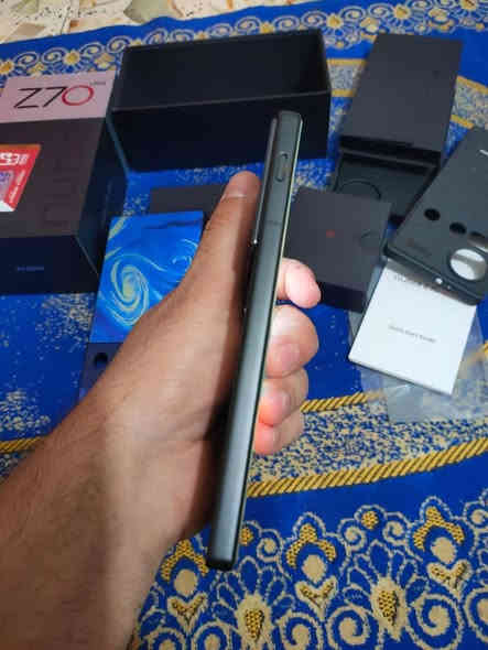 سلام عليكم اخوان للبيع او المراوس جهاز ريد ماجك نوبيا z70 الترا النسخه عالميه 512_16 نضافه 100ب100اغراض كامله اخوان يتميز الجهاز بعمر بطاريه طويل جدا ببطاريه 6150 ملم ومعالج 8 اليت يعتبر اقوه معالج بلوقت الحالي بشاشه 144 هرتز كامله لمحبي الالعاب بكامرات احترافيه خلفيه هواي مواصفات الخ للبيع بسعر 780 الف وعاتقد اكو سعر هيج  بهاي المواصفات مكاني بغداد توصيل ماعندي للستفسار وات ساب او خاص *********** بغداد
