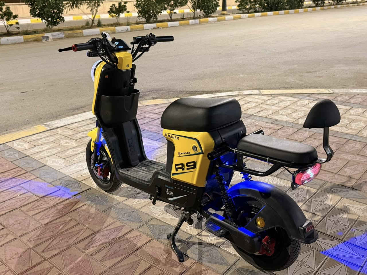 السلام عليكم دراجة شحن للبيع R9 موديل 2025 ماشية 2250 كيلو متر بطارياتها بعدهي جديدة على وضع الشركة شلعة تخبل ما بيهة عطل ولا مبدل بيهة شي الدراجة اخت الجديدة (المواصفات) لايت زيوني عالي ناصي رباعية هورن بيهة بك رجوع الى الخلف بيهة ٤ سرع تمشي 99 بعدهي كلش جديدة والسعر خاص مكاني ناصرية الثورة للشراي ***********
