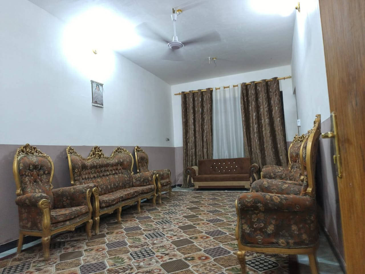 دار للبيع  دور نفط  طابو زراعي سند 25  مساحه 210 متر  بالبدايه  قريب جدآ من عواشه  يحتوي ع ستقبال وصاله   3 غرف واسعه مطبخ حار وبارد  ومناور وصحيات وگراج واسع  سعر 115 بي مجال  مستعجل ع بيعته تواصل  ع رقم راعي لبيت  ***********
