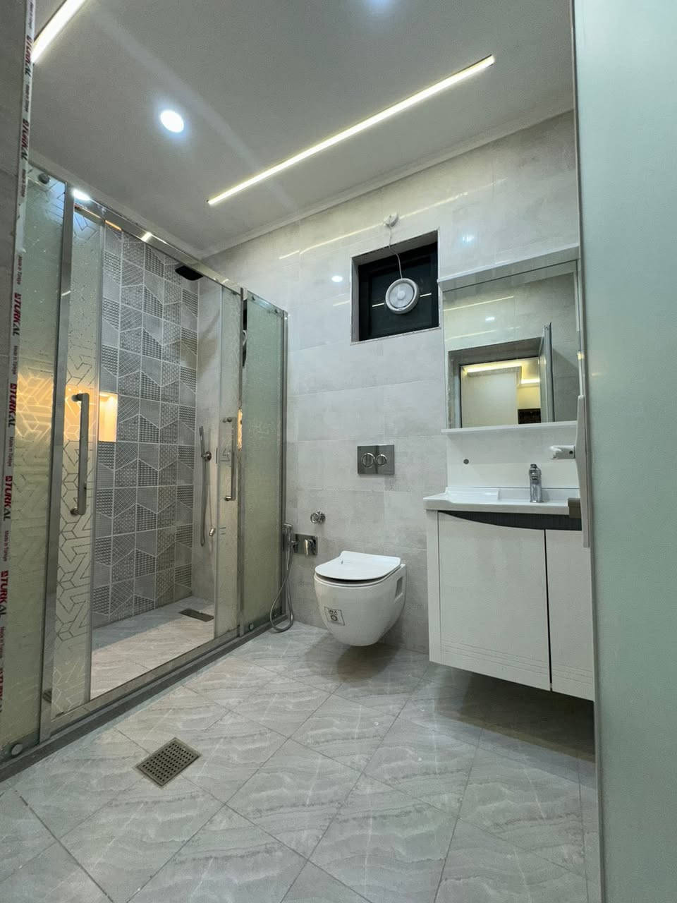 بسم الله الرحمن الرحيم
مكتب مهند الغريري للوساطه العقاريه 

للبيع بغداد السيديه مربع كامل ساجد دار 🏠 سكني 

مساحه ١٥٠ متر واجه ٧:٥٠ نزال ٢٠ 

شارع ١٢ م

يحتوي كراج صاله مطبخ هول خدمات صحيه 

٤ وغرف نوم ٤ بيت بناء زير ممسكون سابقا بناء ٢٠٢٥ 

درجه اولى واجهيه مرمر مودرن ارضيات مرمر شغل 

فخم 

وكل هاذا والسعر ٧٦٠ مليون قابل للتفاوض 

لمعرفه تفاصيل اكثر او معاينه العقار 

مرجعه المكتب السيديه شارع العلوه مقابيل مدرسه 

حلم الغد الاهليه وقرب مطعم سماش 

مهند الغريري للعقار 

***********
