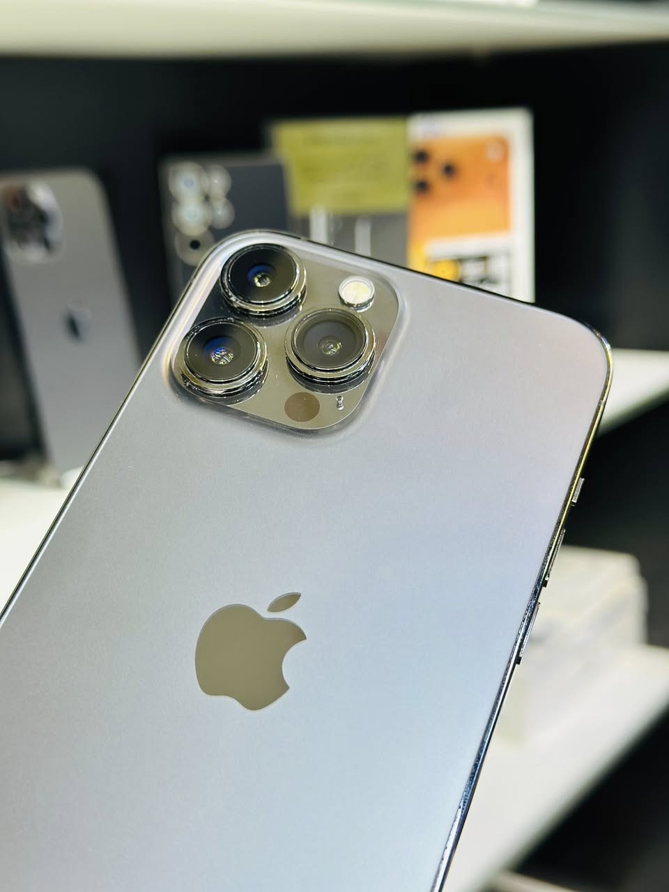 السلام عليكم 
ايفون 13 برو ماكس 256 مبدل شاشه وبطاريه اصليات
256 نظيف الجهاز السعر 450 قفل مكاني الدوره
***********
