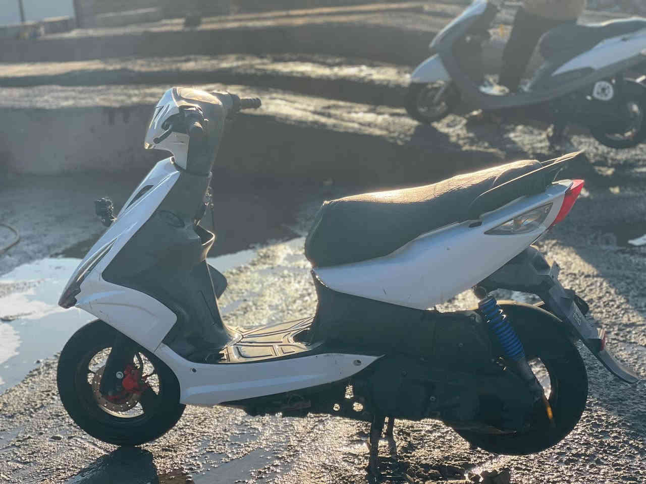 لسلام عليكم ماكس مضلع ((مفتوحه مره وحده )) مكينه ماتنسمع دراجه شغاله من طول الطول الايت بومه اشاير سطاب هورن دبلات خلفي امامي شغال دراجه بل حقيقه احله من صور 
مكاني / القرنه 
رقمي/ ***********
السعر /٥٠٠ وبيه مجال 
((او مراوس حسب رغبه)) 
معلومه دراجه كابريتر مو نوزل وأول تشغيله له ادخن ابيضّ
