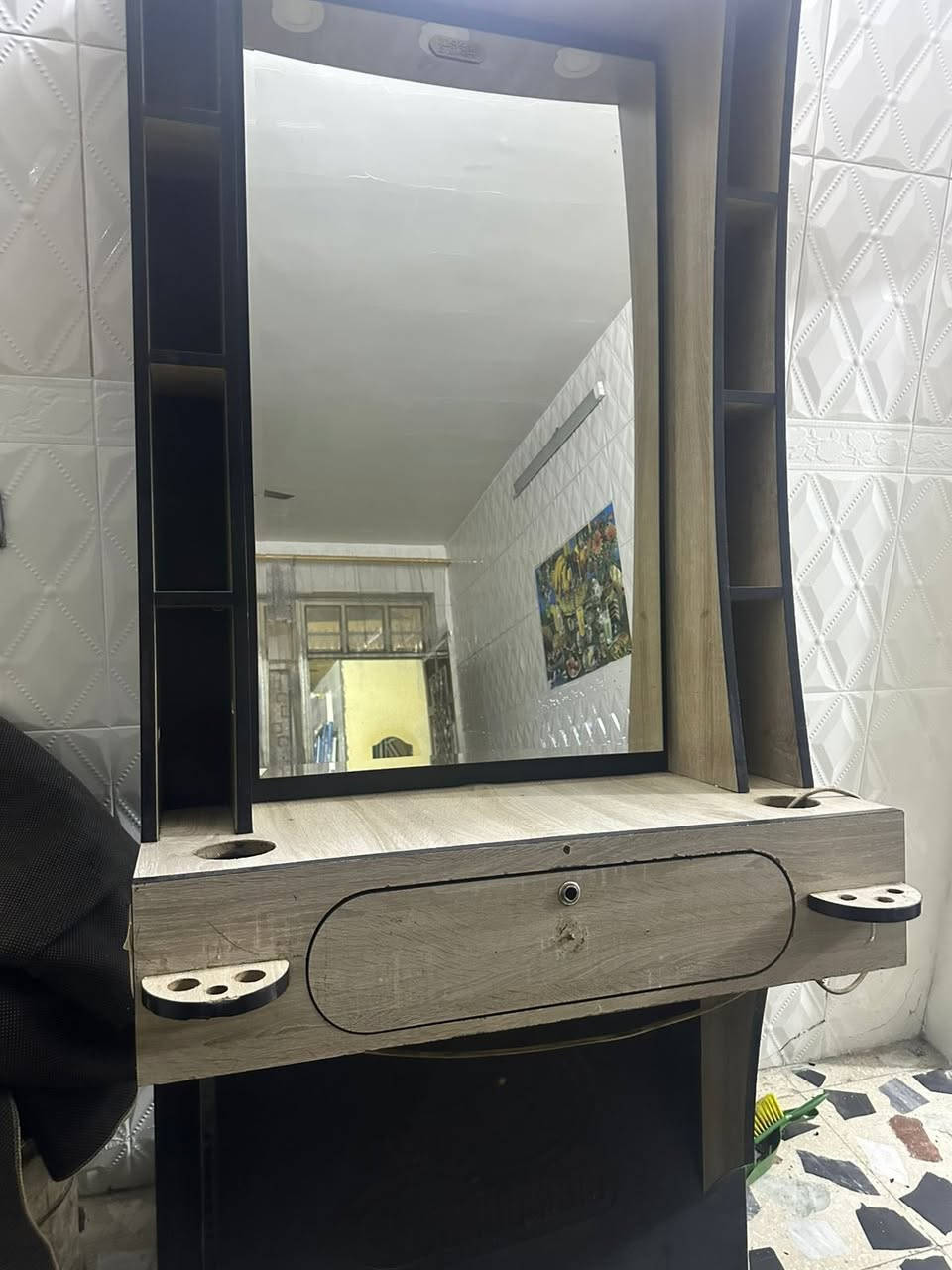 ميز حلاقه السعر 150 وبي مجال *********** بغداد مدينت الصدر
