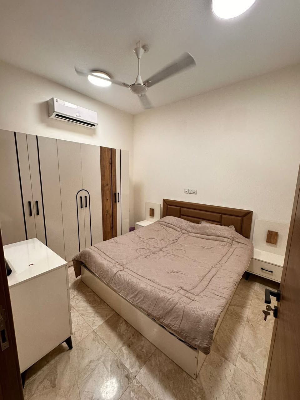 🏡 شقة مؤثثة للإيجار
📍 المنصور / المتنبي
✦ غرفتا نوم
✦ طابق أول

📞 ***********

