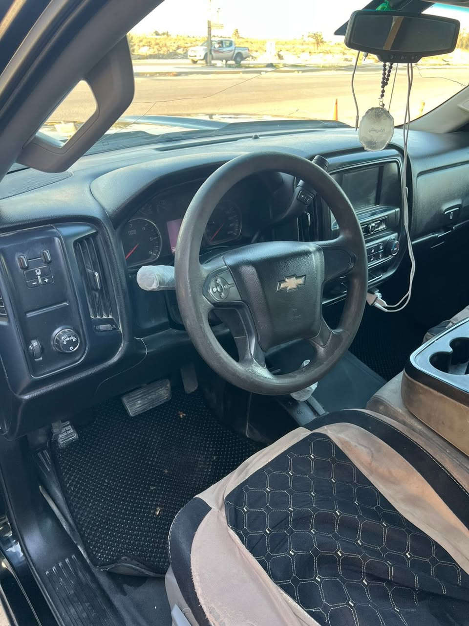 السلام عليكم شوفرليت سلفادور موديل 2017 
V8 مكينة 6200 
نظامين غاز وبانزين 
رقم بصرة شرط التحويل 
ماشية 300 كيلو 
حادثها بأمريكا بس باب السايق مصلح مامبدل بدون ايرباك بدون دواخل يعني لكطة ماتتفوت 
ومن جهه الصدر اكو باردات قليلات بالجاملغات الامامي والخلفي 
السيارة ماشاء الله كاملة وماناقصها اي شي شغل واطلع جاهزة من كلشي تبريد ثلج 
السعر 175 وبي مجال  
للاستفسار الاتصال على 
***********
