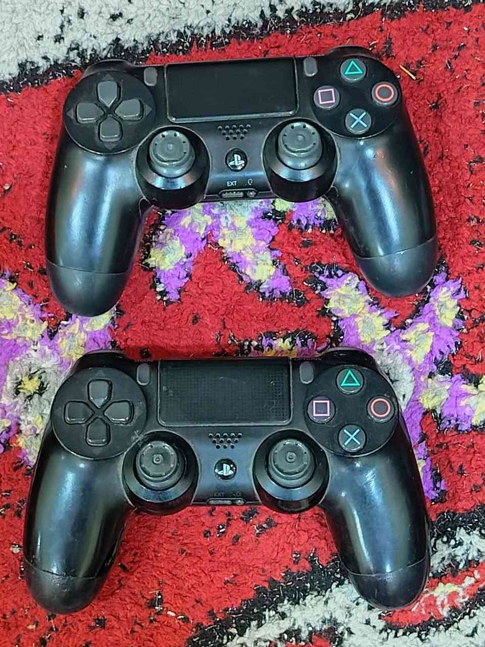 السلام عليكم 
بلي ستيشن فور برو جهاز نضيف مفتوح 
تنضيف فقط  سعر 220
ملحقات
جوستيكات 2 اصليات وحده بيها عطل وثانيه كير يشكل
قرص GTA
كيبلات كامله  مكاني بغداد حي العامل 
رقم /***********
