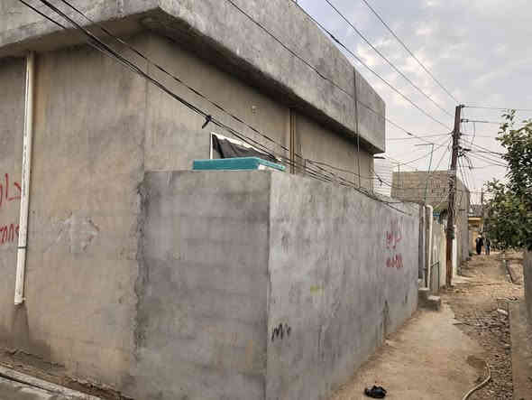 دار للبيع في حي ضباط منطقه الطليعه الرابعه قرب سوق دور الضباط يتكون من غرفتين ومطبخ ومجمع درج وحمام داخلي وصحيات خارجي واستقبال وكراج للسياره مساحة البيت 170م بيت ركن نهاية الفرع المطل ع فرع السوق دور الضباط للاستفسار *********** السعر 45وبي مجال
