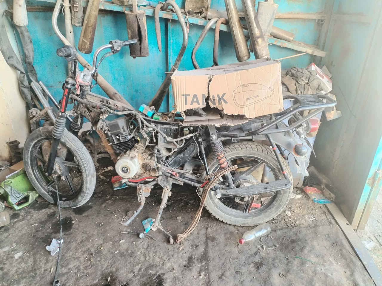 سلام عليكم شباب دراجه بوكسر كلاسيكي موديل 22كلك 
كلك مكفوله من السرقه شاصيه مكسور ولاحمه توني مجفته وما تشتقل قراضه موجوده كله سعر 350وبيه مجال تفاصيل عله رقم *********** واتساب
