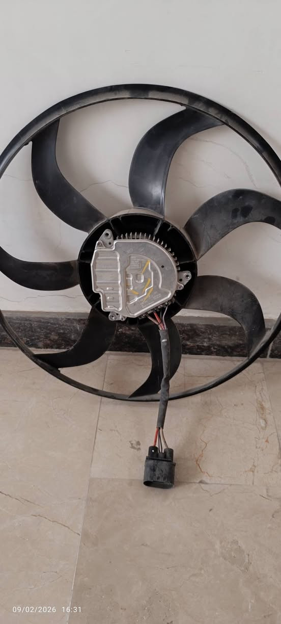 السلام عليكم
عندي جامه خلفيه مال جنطه مظلله اصليه باسفيكا الشكل الجديد وماطور مروحه وكارت مال تبريد   للبيع الي يفيده حاجه منهن  يخابر ***********
