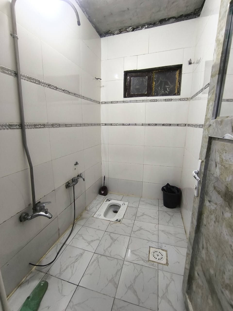 دار للبيع مساحه 100متر طابو زراعي سند 25 مشمول بالتطويب بيع مستعجل
اساس صب بناء بلوك سقف صب 
يحتوى الدار على غرفه وصاله ومطبخ واستقبال مغاسل داخليه و خارجيه 
ملاحظه الاستقبال عوزه كهربائيات وصبغ وارضيه 
الموقع الكوفه البراكيه شارع المطار القديم مقابيل صيدليه صفاء عبد الرضا من بعد الشارع العرضي 
السعر 22مليون وبي مجال للتواصل الاتصال على الرقم *********** أو مراسلة الصفحه واتساب متوفر مكتب الياسري للعقار والمقاولات
