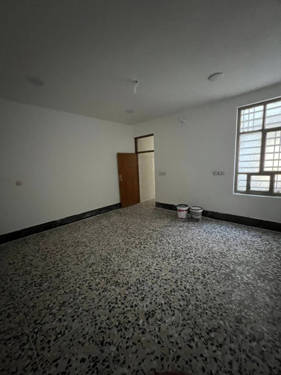 السلام عليكم من
 رخصة مدير الكروب 
عندي بيت 100متر بوب الشام اسوار بغدادملك صرف زراعي 25طابق ونص بناء2025طابوك جمهوري
غرفتين نوم حمامات 2 استقبال 
صحيات خارجي بي اقرار او انذار
سعر 85مجال بسيط للستفسار ***********
***********
