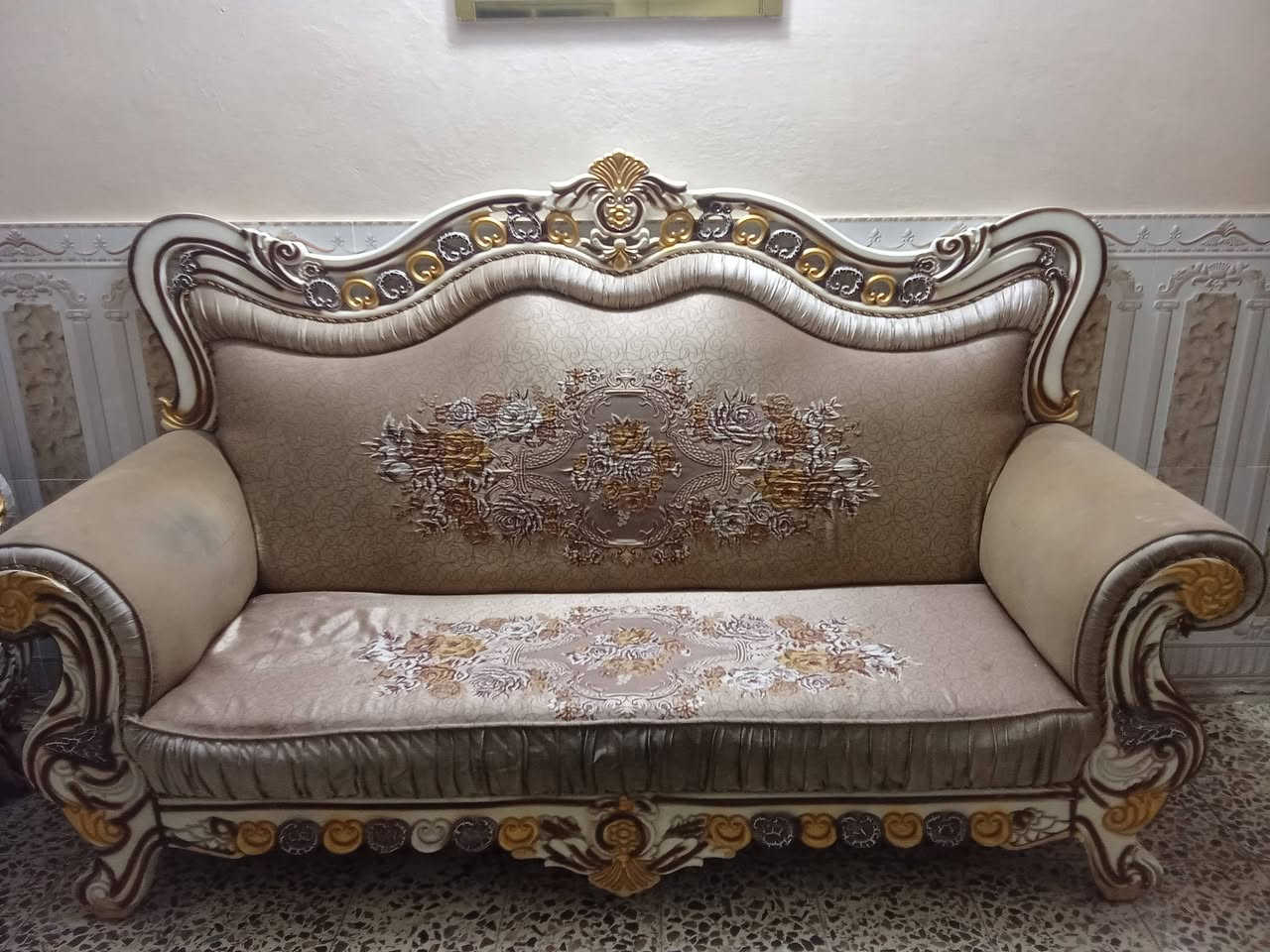 السلام عليكم يوجد تخم لبيع نضيف مابي 
أي شي زوجين لبيع يعني عشر مقاعد 
السعر 550وبي مجال الرقم ***********
