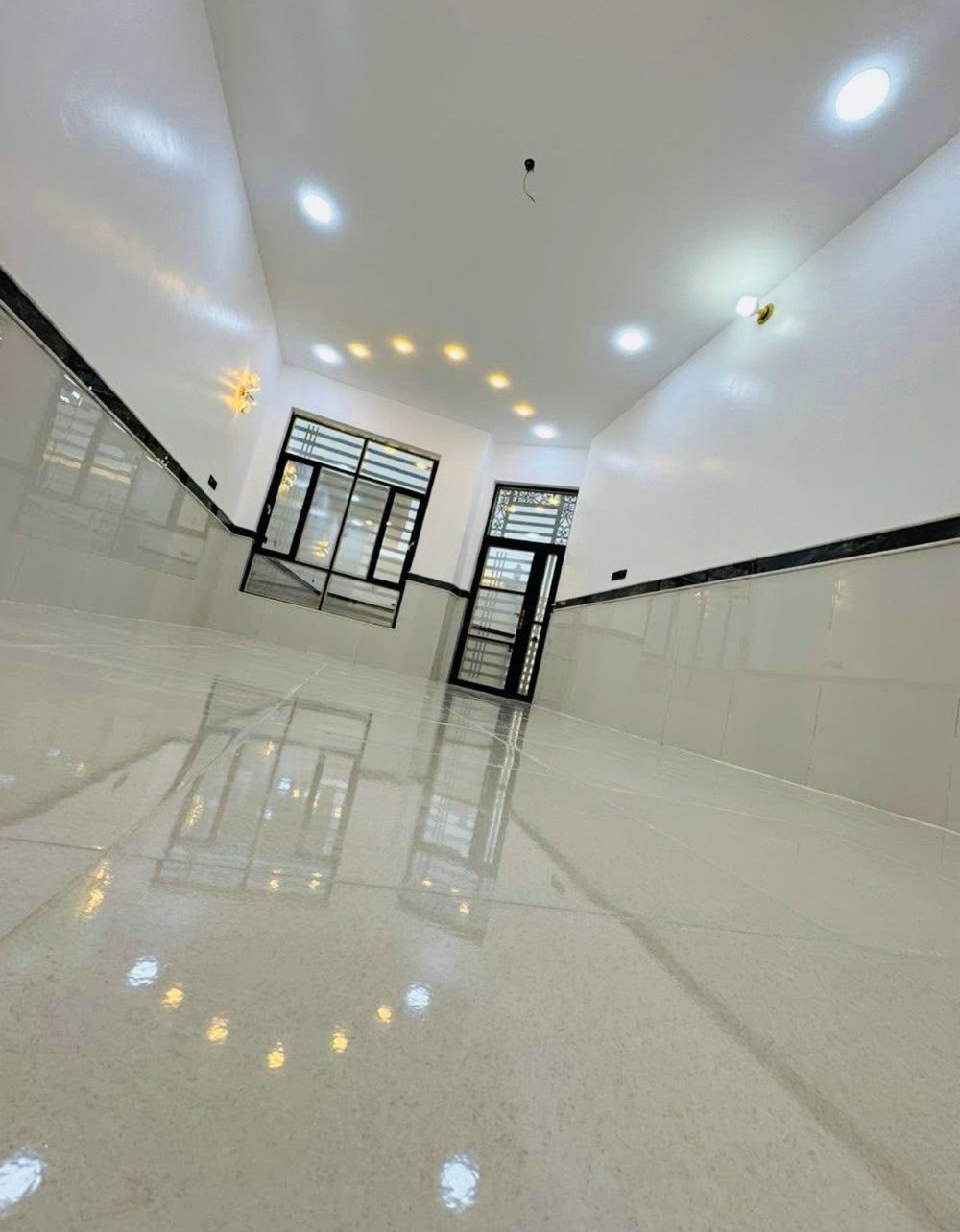 دار جديدة للبيع بتصميم حديث وأنيق. تمتاز بالواجهة الجذابة والديكورات الداخلية الرائعة مع مساحة ممتازة للمعيشة. الموقع هادئ ومثالي للعوائل، وقريبة من الخدمات.