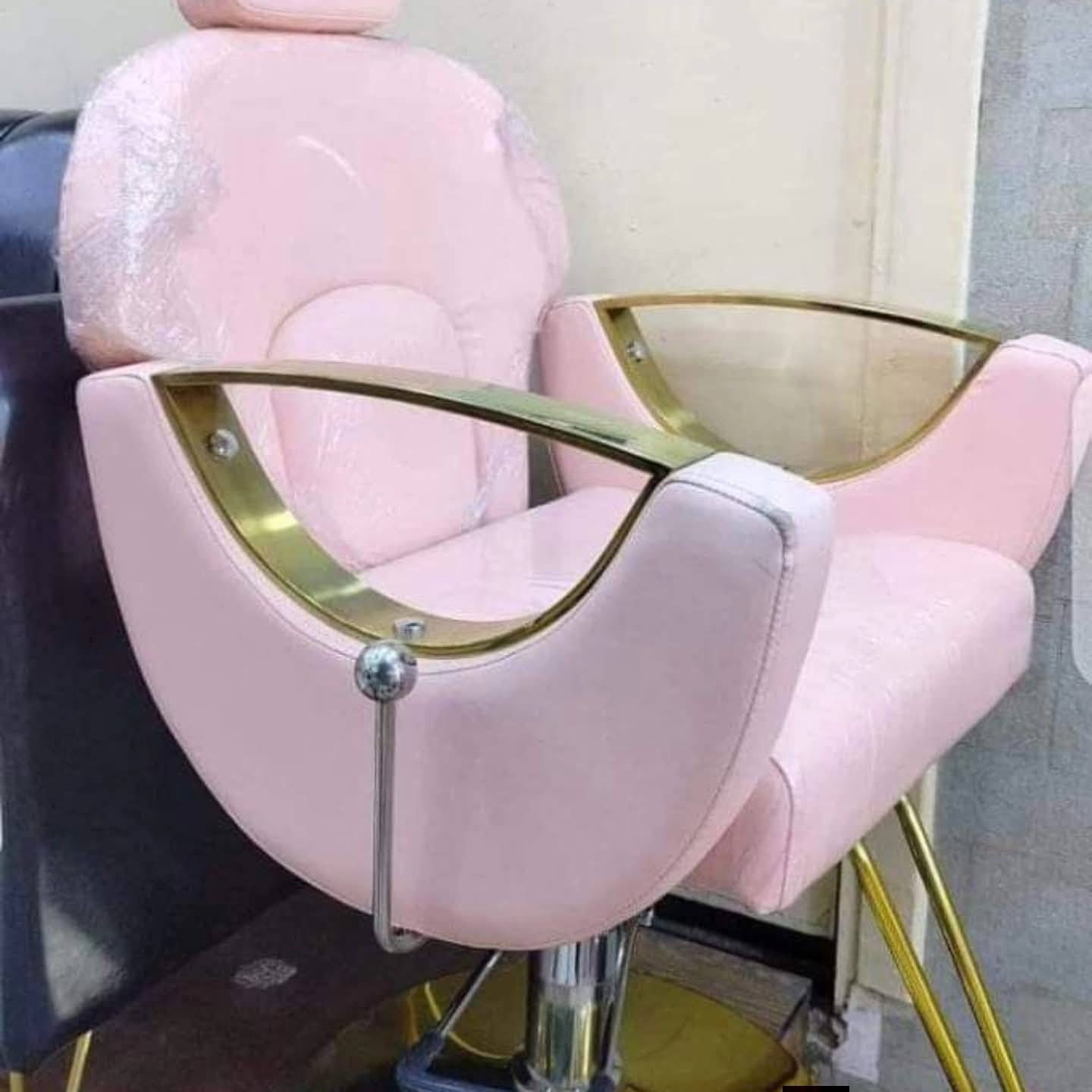 يتوفر لدينا اجمل ديكورات وكراسي  حلاقه 🪞
بأنسب الاسعار 🔥
بأجمل الألوان 
مستعدون لتجهيز كافة صالونات الحلاقة 
للحجز والاستفسار الاتصال ***********✅
يوجد توصيل لكافة المحافظات 🚛
