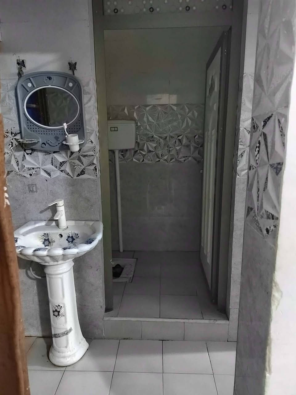 سلام عليكم احبتي الكرام 🌹                              بيت  بشارع الرسول مساحته ٢١٠ غرفتين ودوانيه ومطبخ وهول جبير وحديقه سقف كونكريت بناء جديد الارض اصولي بيه حجه وقف سني مسجل بالوقف / السعر 80 بي مجال لطيبين /  ***********
