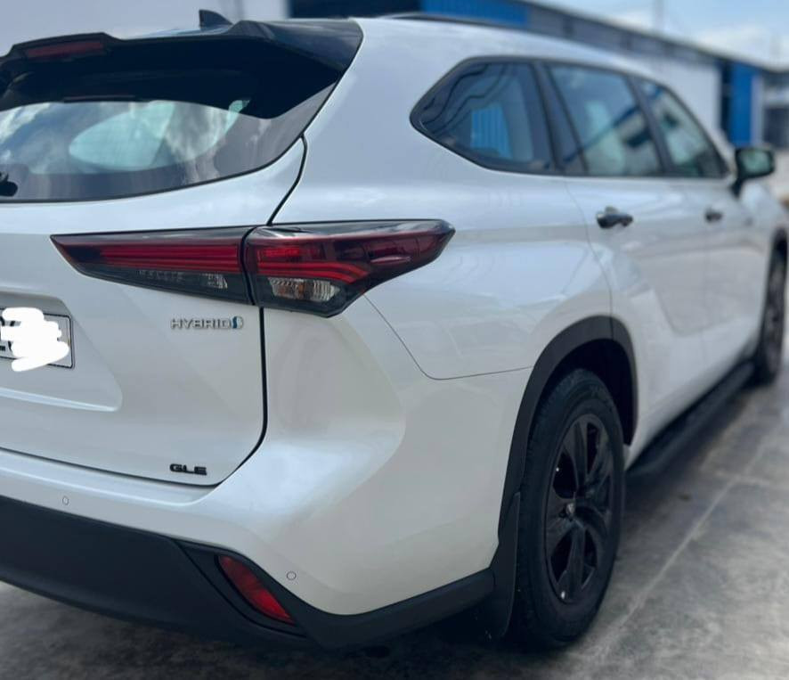 سلام عليكم 
للبيع  تويوتا هايلندر خليجي هايبرد وبانزين 
رقم بغداد بأسمي
موديل 2024 بلاك أدشّن GLE ماشيه ٣٣ الف 
ضمان شركة ساس صيانه مجانية 40 الف 
والبطاريات الهايبرد 8 سنوات والمحرك والكير 5 سنوات 
بعد بيه مرتين تبديل دهن مجاني من الشركه
(مواصفات السيارة)
فتحه بصمة وضعيات قياده كروز سرعة تحكمات صندوق كهرباء كرسي كهرباء سبعه راكب تبريد مركزي بردات بلاديه كشنات جلد دوسات بلادية حساسات امامي خلفي لايتات زنون بك لايت زنون شاحن واير ليس .ويل اسود يدات سود حمالات سود باقي مواصفات معروفه مكفوله كفاله عامه
السعر ٣٦٥$ وبيه مجال 
مكان السياره بغداد
للاستفسار *********** واتساب او على الخاص
