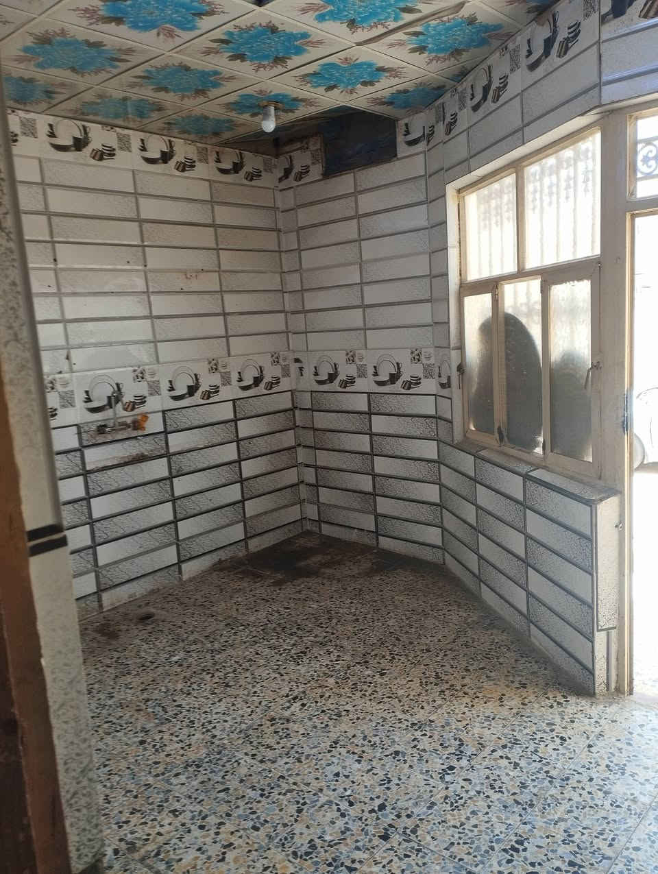 يا الله بيت للايجار مساحه 100 مربع العنوان مقابل قريه الغدير شارع المطحنه سعر إيجار 200 استفسار اتصال *********** مكتب احمد للعقار
