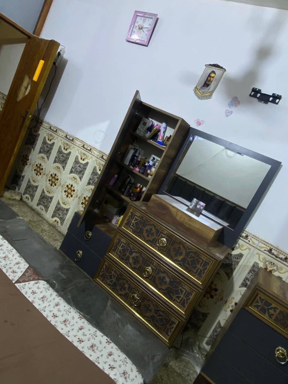 غرفه تركيه فوول نزاكه مرتبه ونضيفه 9 قطع بسعر مناسب 950 الف وبيهة مجال العنون/بغداد/الحسينيه/رقم الهاتف:***********
