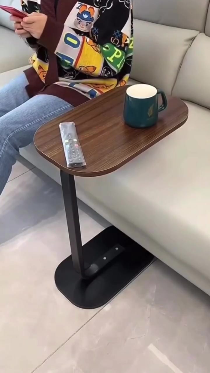 تحفه تكمل اناقة غرفتج ❤️‍🔥
طاولة قهوة جانبية بتصميم عصري بقاعدة معدنية

طاولة جانبية عملية بتصميم عصري أنيق، مناسبة للاستخدام كطاولة قهوة أو طاولة جانبية في المنزل.
سطح علوي بلون خشبي بتصميم مستطيل بحواف دائرية ناعمة.
قاعدة معدنية سوداء بتصميم ثابت مع عمود جانبي منحني بشكل مميز.
تصميم مدمج يساعد على وضعها بجانب الأريكة أو السرير بسهولة.
سهلة التركيب مع دليل تعليمات وأدوات تثبيت مرفقة.
الابعاد: 60*38*28 سم
بسعر 25 الف دينار والتوصيل مجاني لكافة المحافظات العراقيه 🇮🇶


**إذا كنت صاحب هذا الإعلان وتريد حذفه لأي سبب، رجاءا أرسل رسالة إلى الدعم الفني**