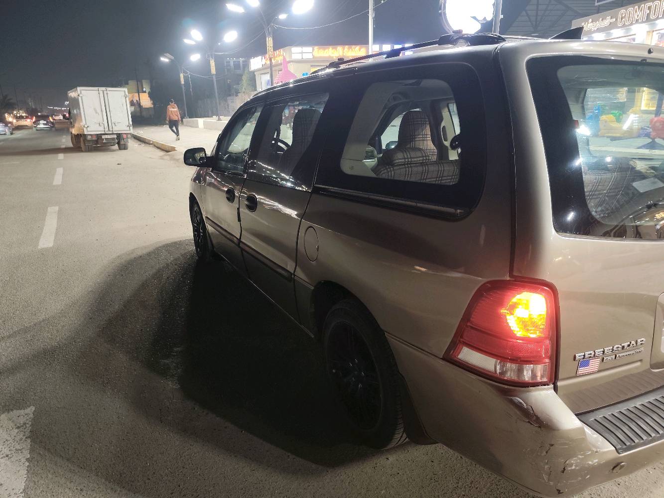 **فورد فريستار بحالة جيدة للبيع**

سيارة فورد فريستار نظيفة ومريحة جداً، مناسبة للرحلات العائلية والمسافات الطويلة. تمتاز بمقاعد مريحة وبطانة داخلية نظيفة. السيارة مزودة بنظام صوتي حديث وشاشة أمامية، ولا يوجد بها أي مشاكل في الهيكل أو الكهرباء.