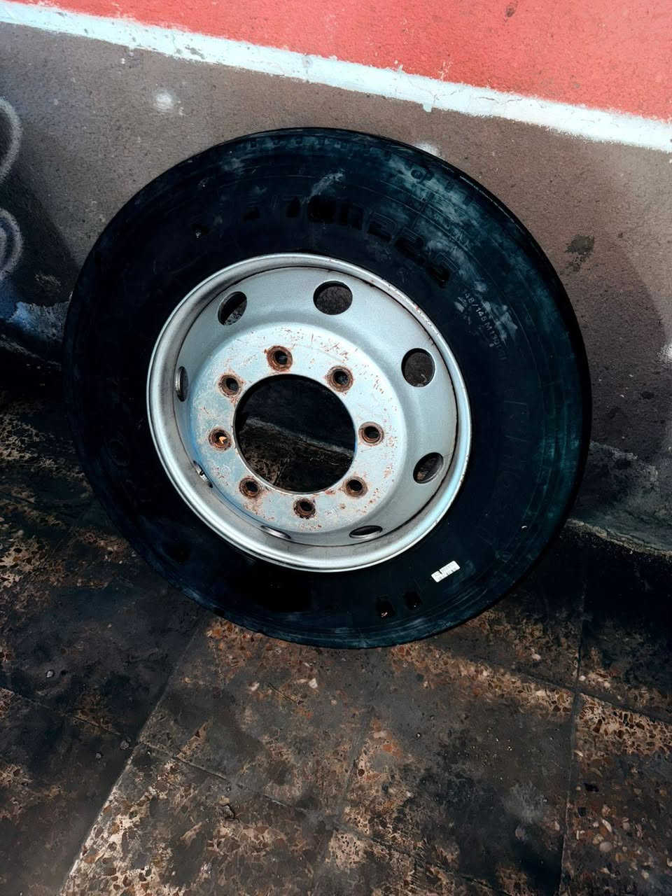 سلام عليكم
وياله مع تايرات عدد ٧ مال اتيكو 
حجم ٢٢ ونص مكاني بغداد جسر ديالى 
***********
