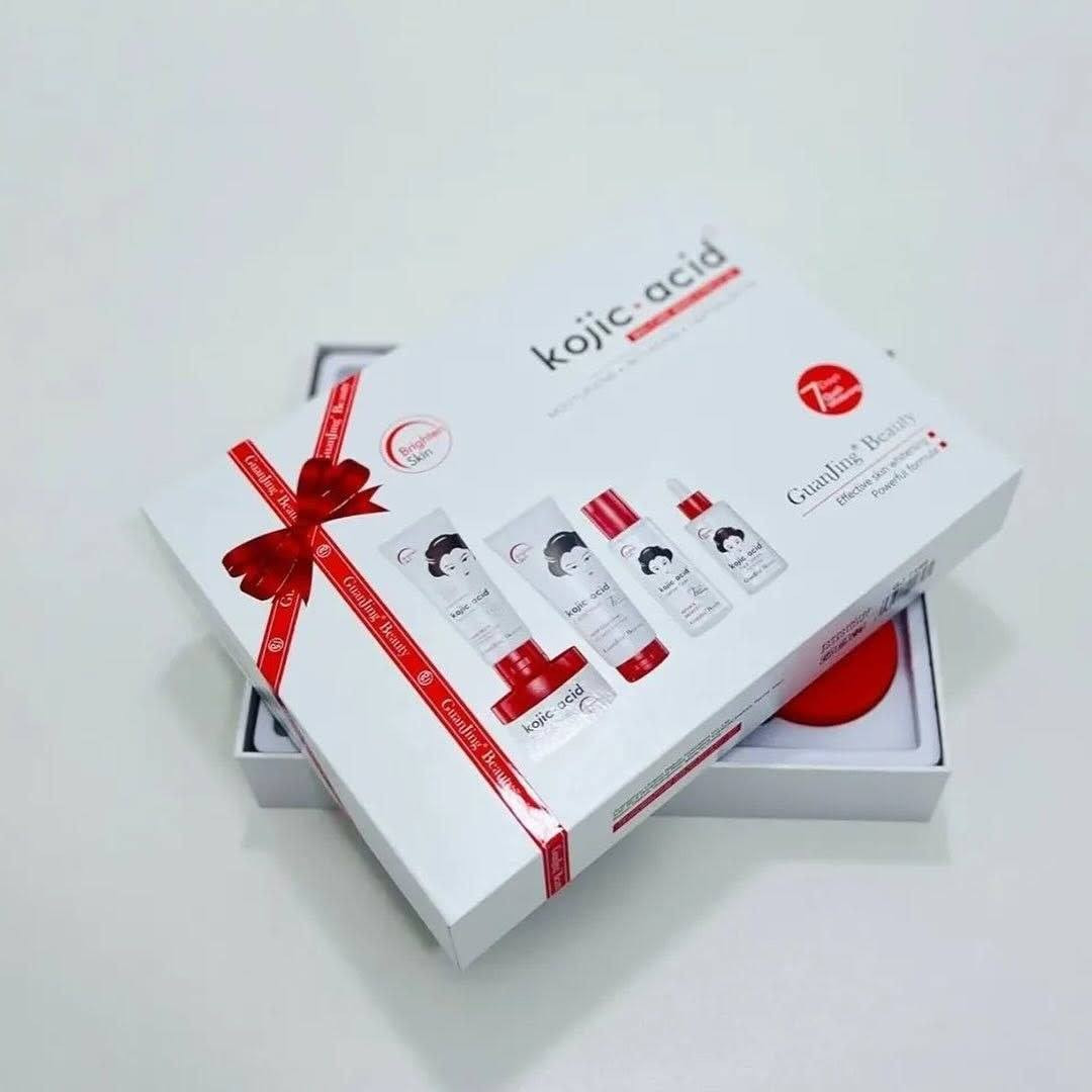 مجموعة العناية بالبشرة من كوجي سان GuanJing Beauty Kojic Acid، وهي سلسلة منتجات مصممة خصيصاً لتفتيح البشرة، و مكافحة الشيخوخة، وعلاج التصبغات والبقع الداكنة. تعتمد هذه المجموعة على حمض الكوجيك (Kojic Acid) الذي يعمل على تثبيط إنتاج الميلانين، مما يساعد في توحيد لون البشرة وتقليل آثار حب الشباب والبقع الناتجة عن الشمس. 

✅تتكون المجموعة الخماسية الظاهرة في الصورة عادةً من المنتجات التالية:
✔️غسول الوجه (Facial Wash): لتنظيف البشرة بعمق وإزالة الشوائب والزيوت.
✔️تونر الجوهر (Essence Toner): يساعد في ترطيب البشرة وشد المسام.
✔️سيروم الوجه (Face Serum): تركيبة مركزة لتقليل التجاعيد وتفتيح البقع.
✔️كريم الوجه (Face Cream): للترطيب العميق وتفتيح البشرة.
✔️كريم واقي الشمس (Sunscreen Cream): حماية SPF 50 من الأشعة فوق البنفسجية لمنع ظهور تصبغات جديدة. 
#الاصلي


**إذا كنت صاحب هذا الإعلان وتريد حذفه لأي سبب، رجاءا أرسل رسالة إلى الدعم الفني**