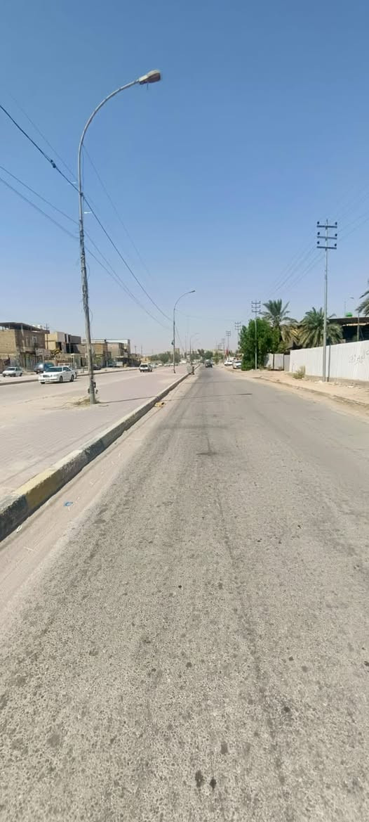 دار تجاري للبيع مساحه 75 متر شارع هندية وفاء شارع 60 مكون من محلات 2 وبيت غرف نوم 2 مطبخ صحيات عدد 2 استقبال موجر العقار شهر 750 الف  واجهة 12 ونص متر  سعر البيع 180 بي مجال اتصال بالمكتب اوخاص واتساب ***********
