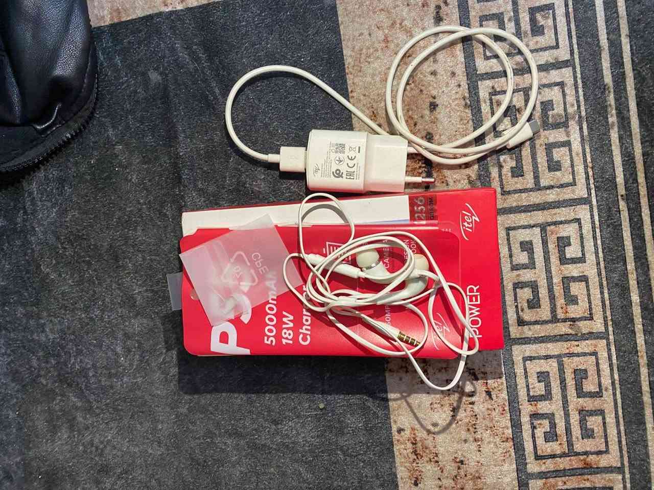 للبيع في البصره الطويسه تلفون جديد كامل ذاكرته 256 شاشه تخبل كامره واضحه جدا 50ميكابكسل السعر 130اخو الجديد ماناقصه شي ابدا كامل اشراي خلي يراسلني ***********
