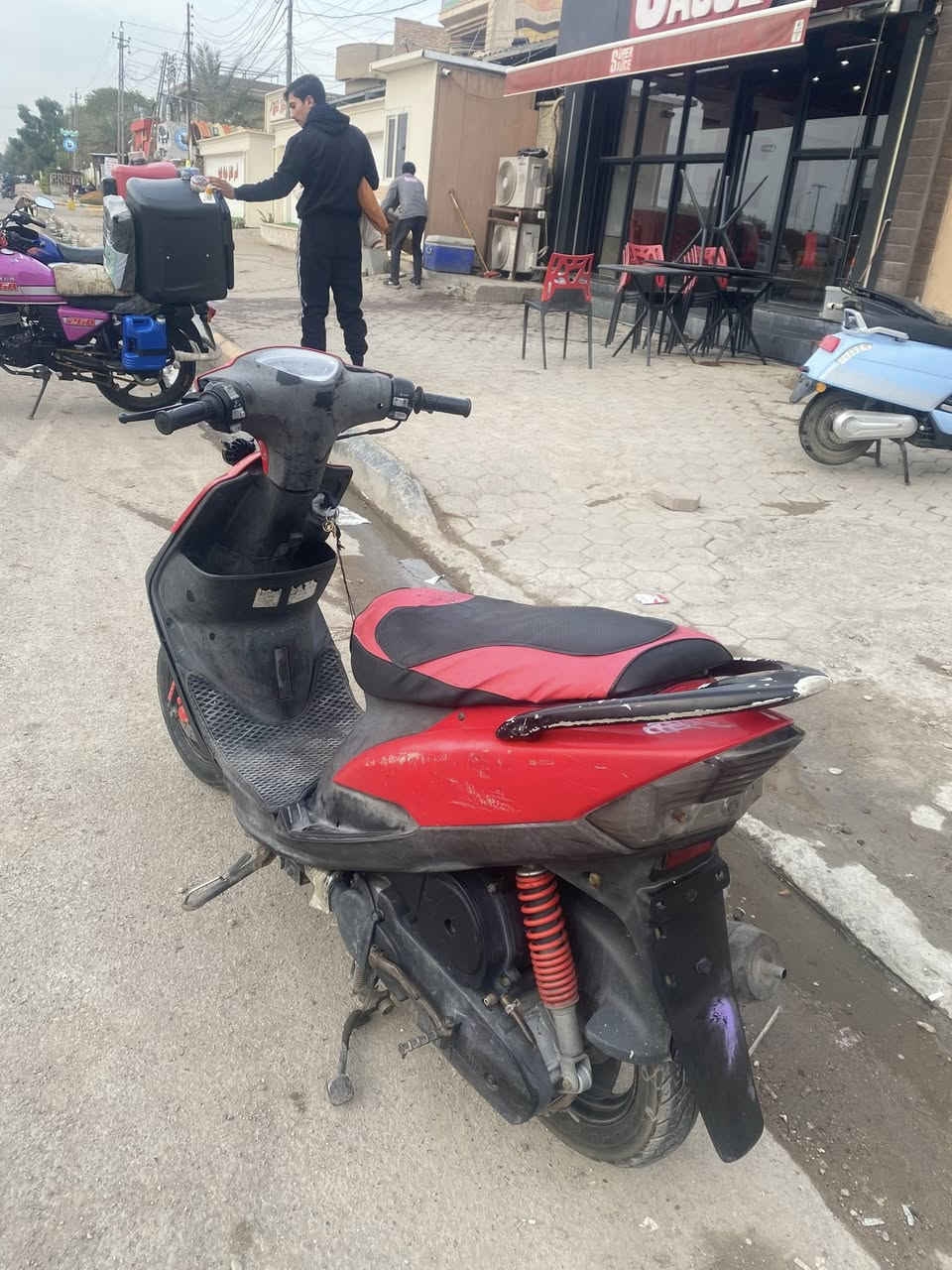 السلام عليكم
صلو ع محمد

دراجه ماكس عدله للبيع
الدراجه بلادي من الطول للطول 
كهربائياتها كلها شغاله
نگره سلف مثل ما موضح بلفيديو 
اوراقها كامله
السعر 750 الف
مكاني المحموديه 
رقمي بي واتساب ***********
