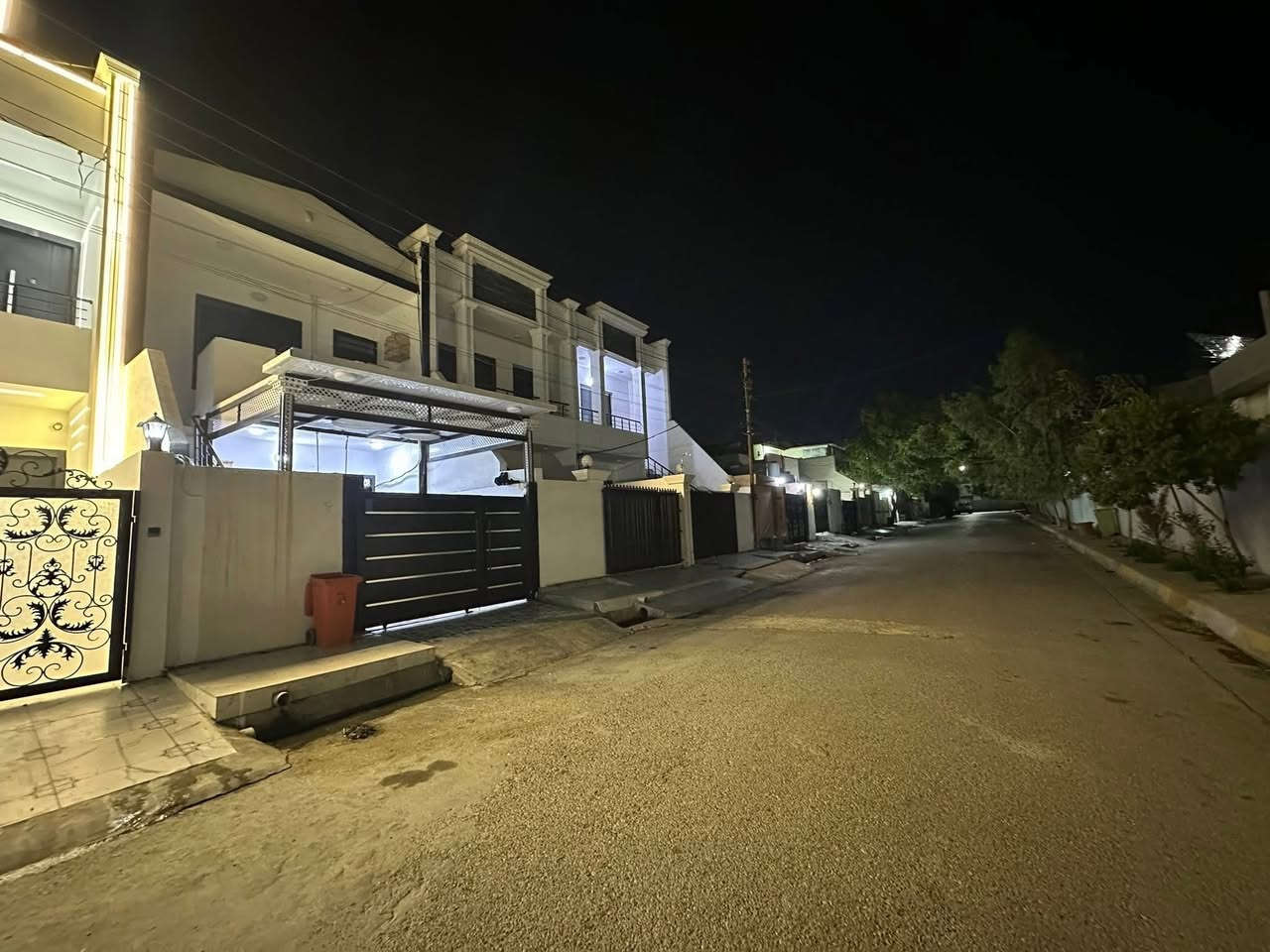 دار للبيع طابقين فول مواصفات موقع مميز قريب جدا من الشارع العام ومقابل الدار ماكو بيت وقرب المدارس طابو ملك صرف في منطقة الحرية قرب جامع التقوى 
***********
