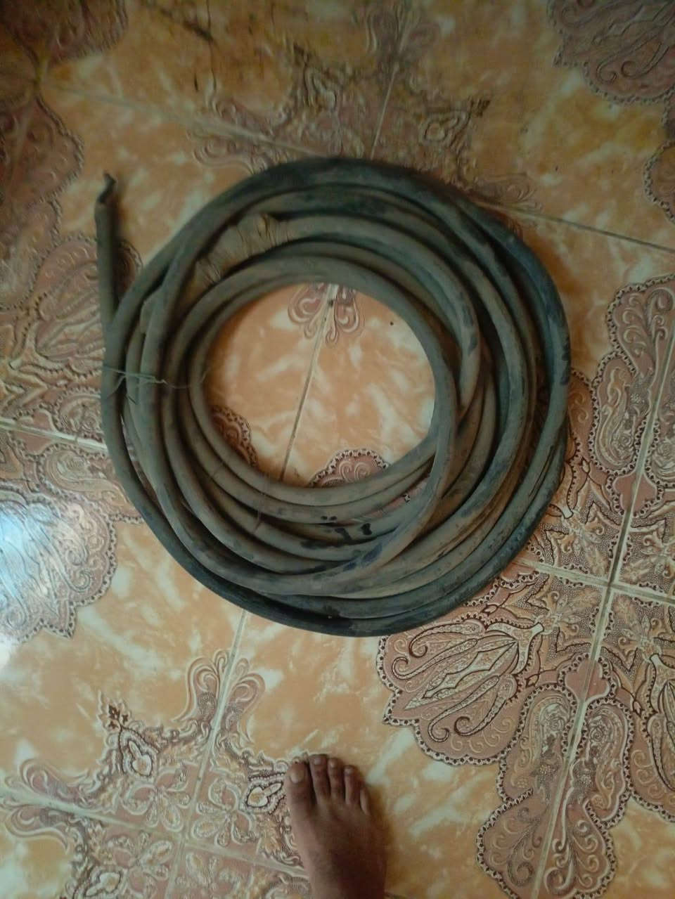 السلام عليكم كيبلات للبيع ١٦×٤ 
والثاني ١٠ ×٤ سعر المتر خمسة الألف 
واتساب ***********
