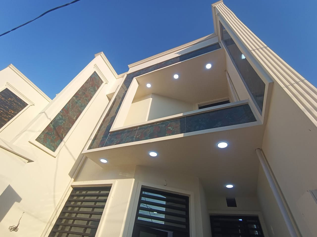 🏡 دار سكن للبيع في حي الفرات

✨ فرصة مميزة لامتلاك دار حديثة بتشطيب فاخر وموقع جميل.

📐 المساحة: 125 متر
🏗️ البناء: كونكريت مسلح
🎨 التشطيب: فاخر من الدرجة الأولى
🆕 بناء جديد غير مسكون
🏠 واجهة مودرن عصرية مع استغلال ممتاز للمساحة.

🔹 يتكون من طابقين:

الطابق الأرضي:

- غرفة نوم
- صالة
- مطبخ
- استقبال
- مناور
- صحيات داخلية وخارجية

الطابق الأول:

- غرفتا نوم
- صالة كبيرة
- صحيات
- سطح

📍 موقع مميز وهادئ في حي الفرات، مناسب للسكن العائلي.

📞 للاستفسار والمعاينة:
مراجعة مكتب علاء الخالدي للعقار أو الاتصال على الرقم: ***********.
