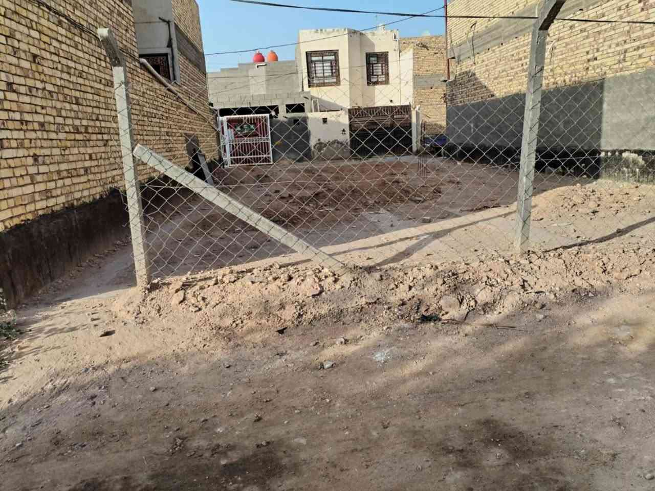 متوفر عرصة ١٥٠ متر طابو بستنة سند ٢٥ قابلة للتطويب واقعة حي الفرات جهة ال خليفة قريبة على شارع الشط التبليط
 وشارع الفرات الرئيسي السايدين الجديد العام جامع العقيلة
مبني بيها رباط كونكريت شيش اوكراني ٤٠ في ٦٠
 متوازي على البيع السعر النهائي٤٠
للاتصال ***********
